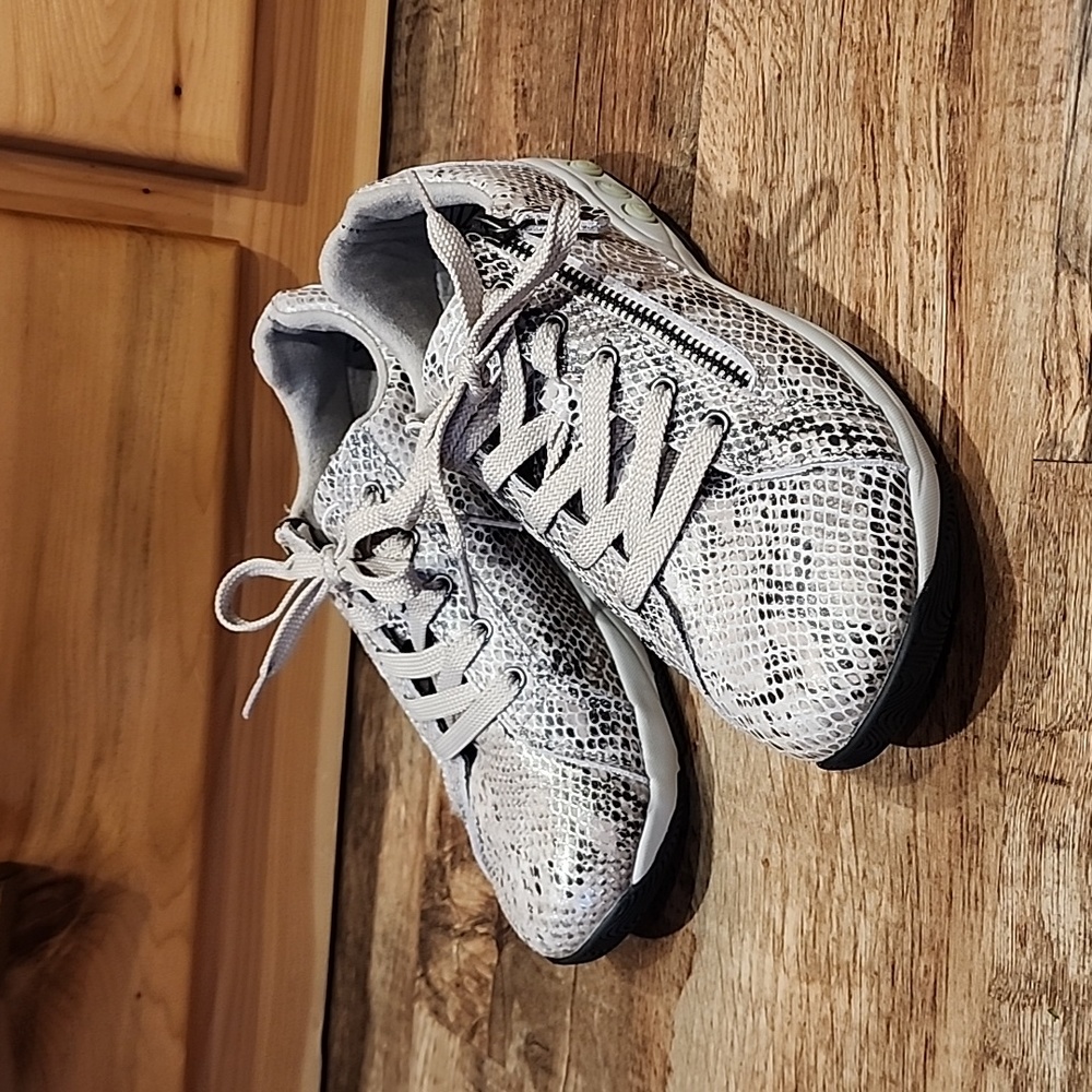 Therafit snake print sneaker 7½-8